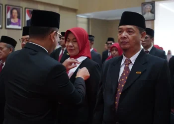Pj Wali Kota Batu Aries Agung Paewai saat menyematkan lencana Satyalancana Karya Satya kepada para ASN yang telah mengabdi selama puluhan tahun.