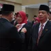 Pj Wali Kota Batu Aries Agung Paewai saat menyematkan lencana Satyalancana Karya Satya kepada para ASN yang telah mengabdi selama puluhan tahun.
