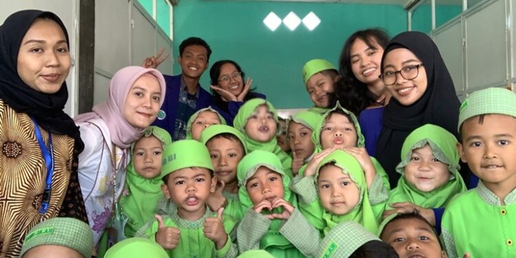 Kegiatan pengabdian masyarakat oleh Dosen Fakultas Psikologi UM di RA Al Jihad Kota Malang.