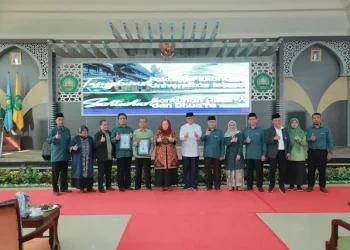 Foto bersama setelah penyerahan sertifikat akreditasi internasional FIBAA oleh Rektor Unisma.