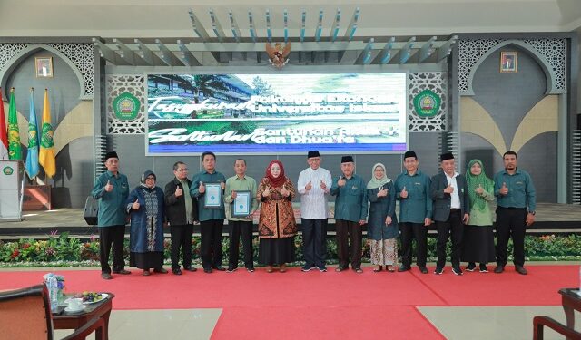 Foto bersama setelah penyerahan sertifikat akreditasi internasional FIBAA oleh Rektor Unisma.