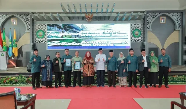Foto bersama setelah penyerahan sertifikat akreditasi internasional FIBAA oleh Rektor Unisma.