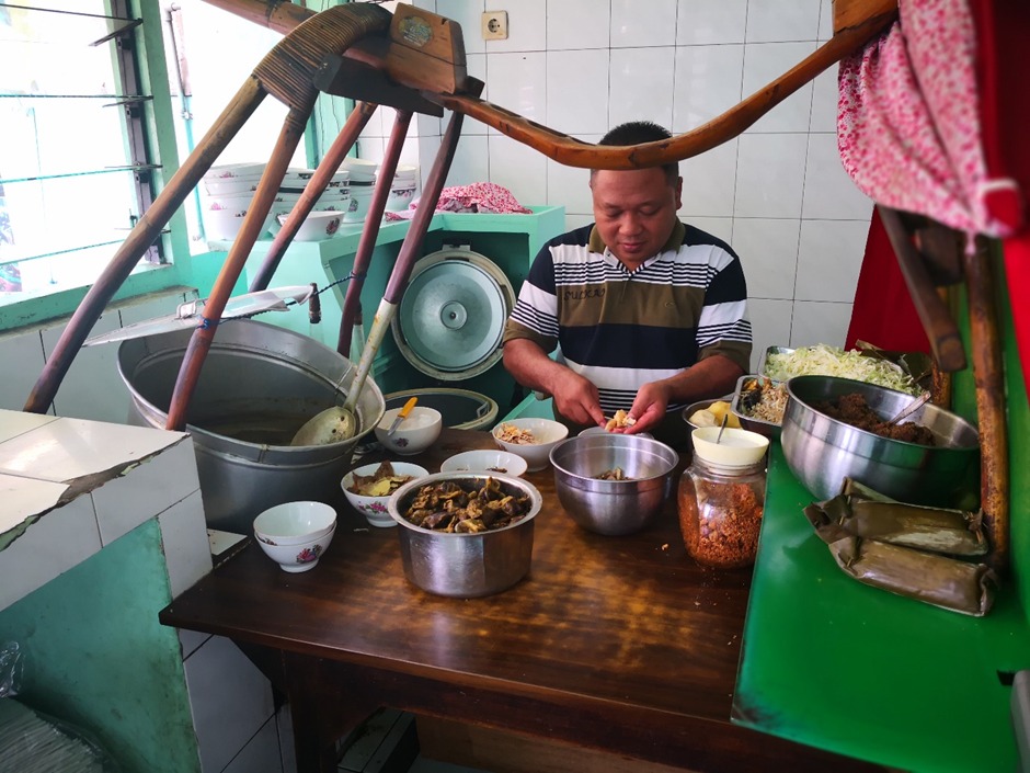 Koki Soto Lombok sedang mempersiapkan hidangan untuk para pengunjung. 