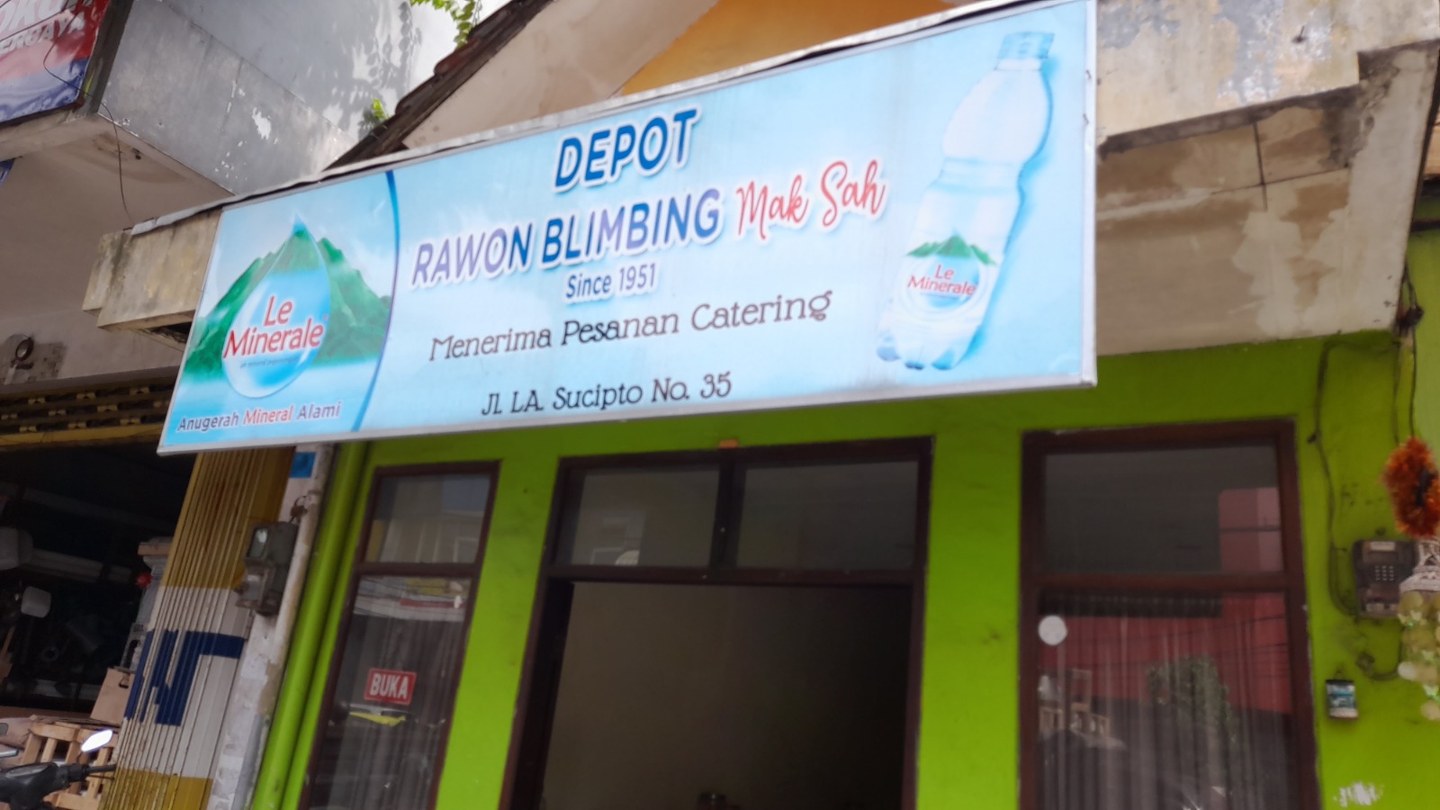 Depot rawon Mak Sah, melegenda sejak 1951. 