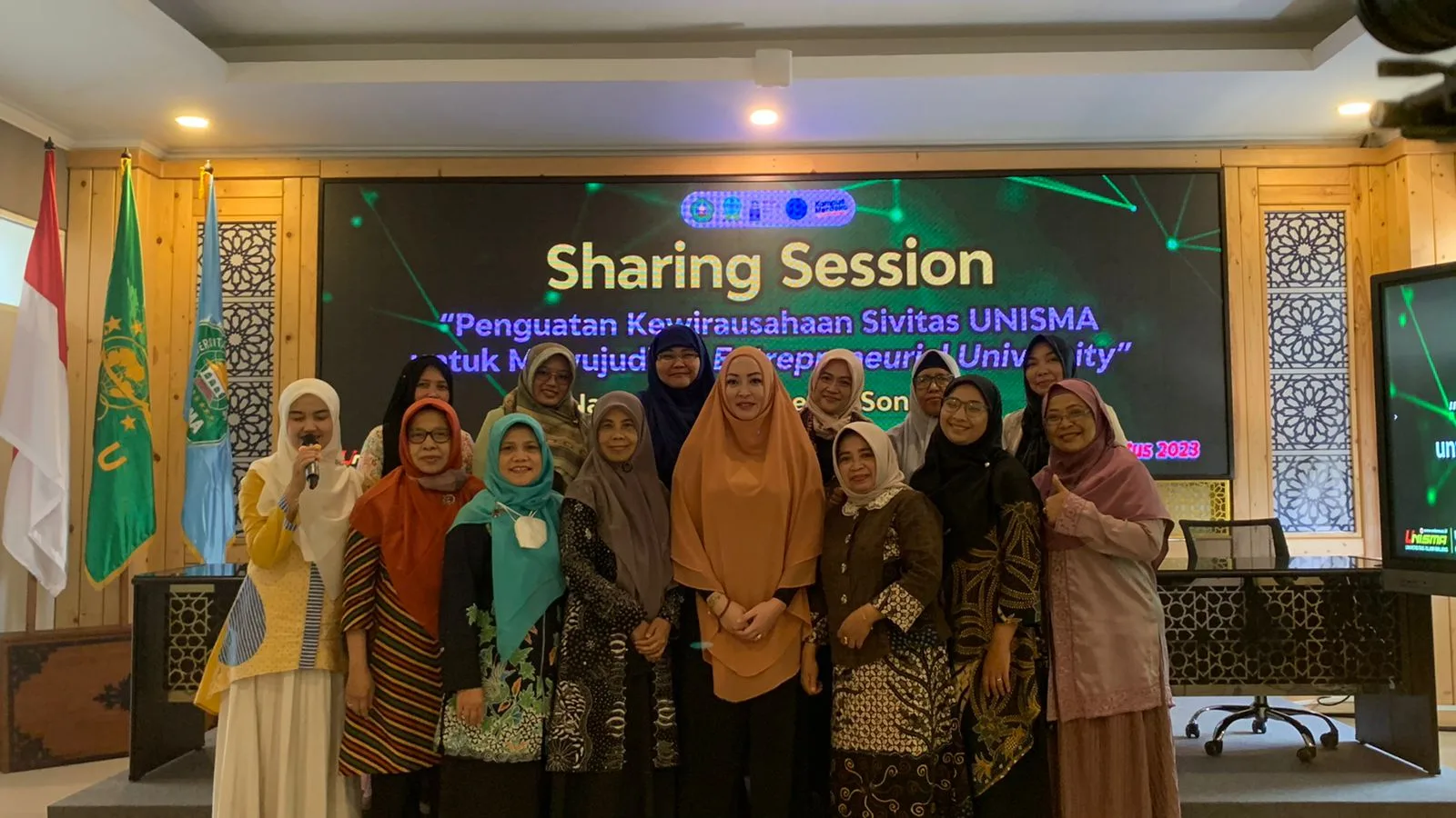 Sharing Session bertema Penguatan Kewirausahaan Sivitas Unisma untuk Mewujudkan Entreprenuerial University dengan narasumber Angelina Sondakh