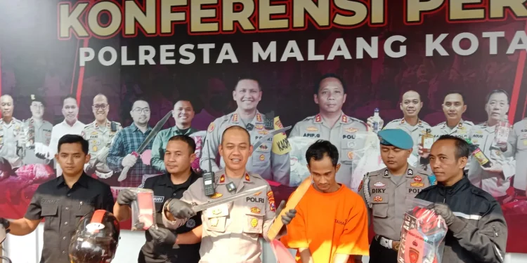 Polresta Malang Kota mengungkap kasus pencurian motor bersenjata tajam.