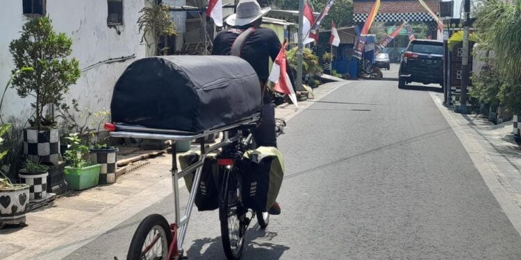 Midun memulai perjalanannya bersepeda membawa keranda dari dari Malang ke Jakarta.