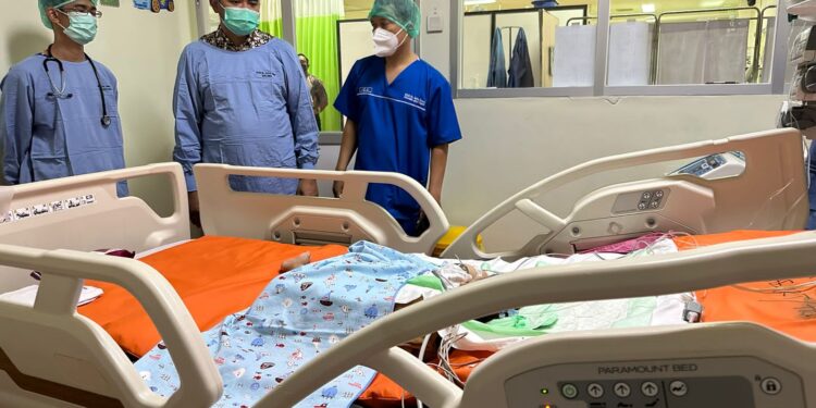 Potret pasien bayi kembar siam pasca operasi pemisahan di RSSA Malang.