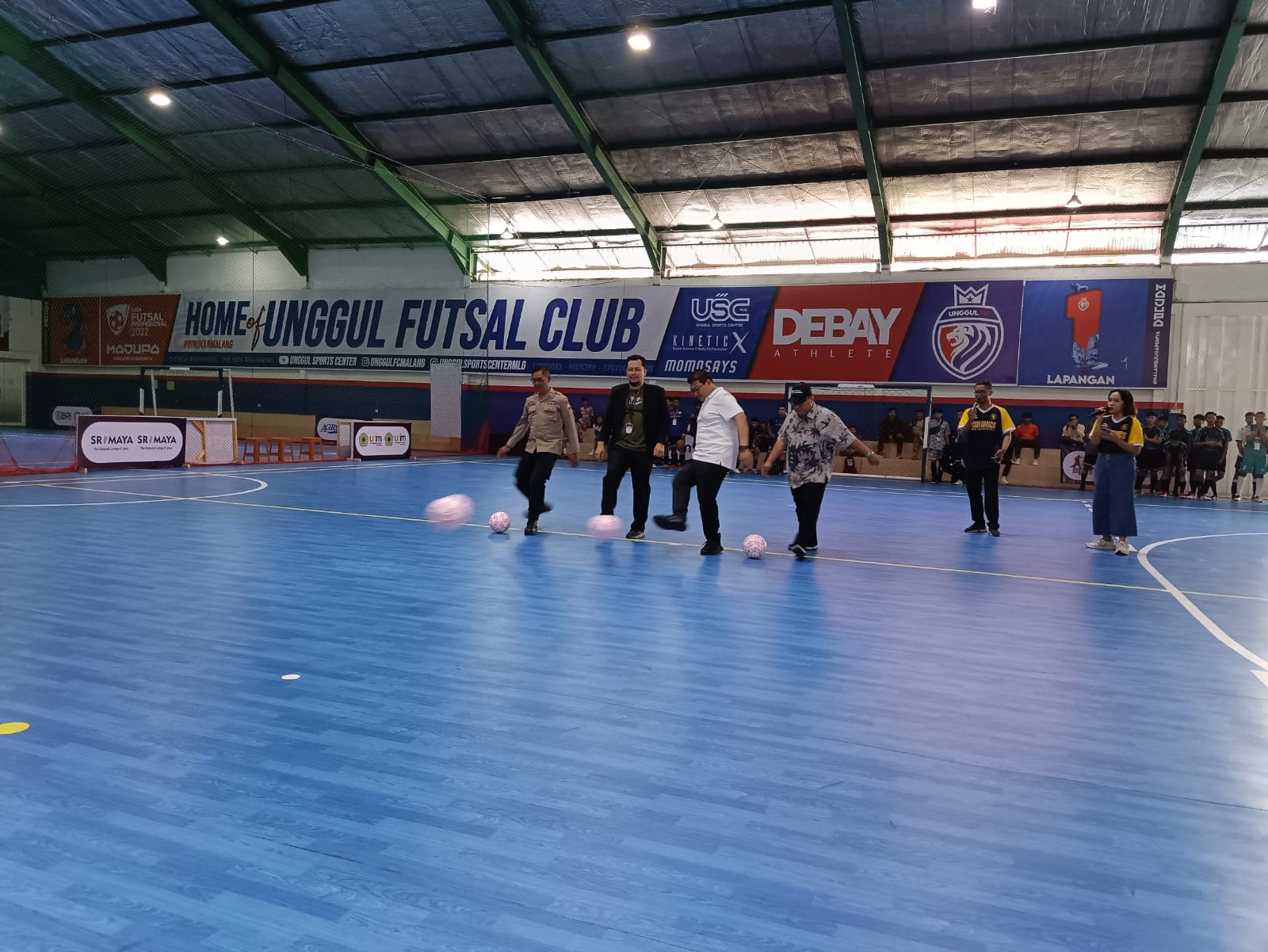 Wabup Malang, Didik Gatot Subroto beserta CEO Tugu Jatim ID, Irham Thoriq dan segenap perwakilan sponsorship melakukan tendangan ke gawang sebagai penanda pembukaan Tugu Jatim ID Futsal cup.