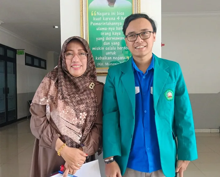 Dari kiri : Pembimbing skripsi sekaligus Wakil Dekan 3 Fakultas Teknik Ir Hj Unung Lesmana MT bersama Muhammad Nur Yusuf Abdullah Munir.