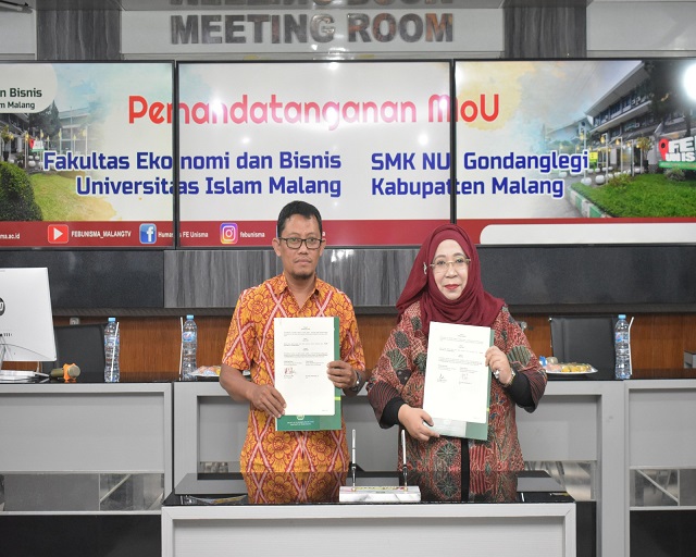 Dekan FEB Unisma, Nur Diana SE MSi, bersama pihak SMK NU Gondanglegi