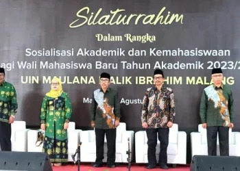 Dari Kanan : Wakil Rektor IV Dr. H. Isroqunnajah, M.Ag; Rektor UIN Maliki Malang Prof. Dr. H.M. Zainuddin, MA; Ketua Senat Prof. De. H. A. Muhtadi Ridwan; Wakil Rektor I Prof. Dr. Hj. Umi Sumbulah, M.Ag; dan Wakil Rektor III Dr. H. A. Fatah Yasin, M.Ag.