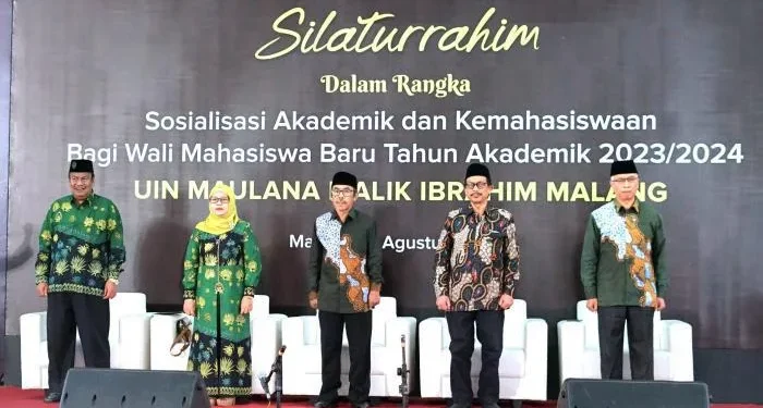 Dari Kanan : Wakil Rektor IV Dr. H. Isroqunnajah, M.Ag; Rektor UIN Maliki Malang Prof. Dr. H.M. Zainuddin, MA; Ketua Senat Prof. De. H. A. Muhtadi Ridwan; Wakil Rektor I Prof. Dr. Hj. Umi Sumbulah, M.Ag; dan Wakil Rektor III Dr. H. A. Fatah Yasin, M.Ag.