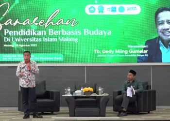 Dedy Miing Gumelar (kiri) saat memaparkan materi.
