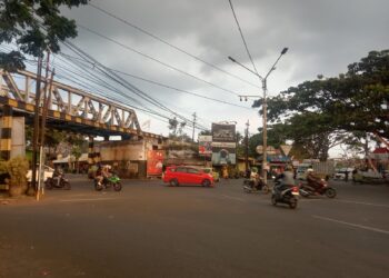 Arus lalu lintas di kawasan Buk Gluduk, Kota Malang saat sore hari.