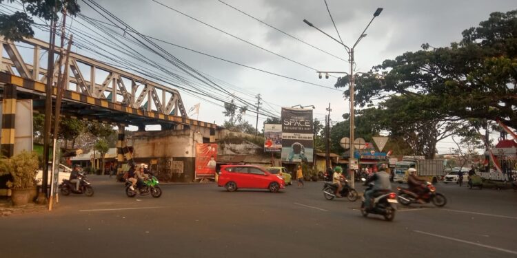 Arus lalu lintas di kawasan Buk Gluduk, Kota Malang saat sore hari.