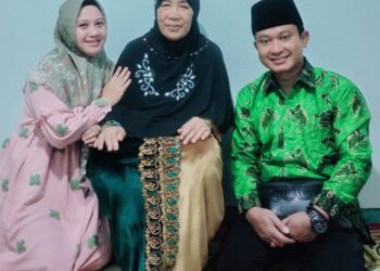 Foto bersama dengan Ibu Nyai Sri Wahyuni, istri Kiai Chamzawi (alm) di rumah dinas Dewan Pengasuh Ma'had Sunan Ampel Al-Aly UIN Malang, Kamis (17/8) malam.