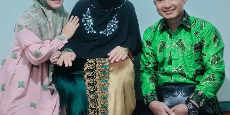Foto bersama dengan Ibu Nyai Sri Wahyuni, istri Kiai Chamzawi (alm) di rumah dinas Dewan Pengasuh Ma'had Sunan Ampel Al-Aly UIN Malang, Kamis (17/8) malam.