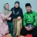 Foto bersama dengan Ibu Nyai Sri Wahyuni, istri Kiai Chamzawi (alm) di rumah dinas Dewan Pengasuh Ma'had Sunan Ampel Al-Aly UIN Malang, Kamis (17/8) malam.