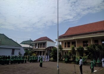 Suasana upacara bendera hari senin di Ponpes An-Nur Hidayatullah.