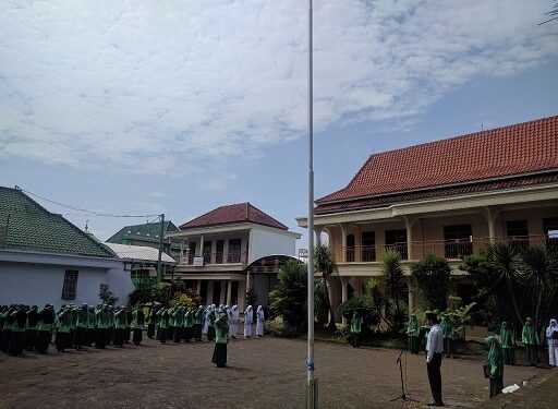Suasana upacara bendera hari senin di Ponpes An-Nur Hidayatullah.