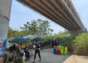 Petugas mendatangi parkir dan kopian yang ada di pinggir Sungai Brantas bawah Jembatan Tunggulmas, Kota Malang.