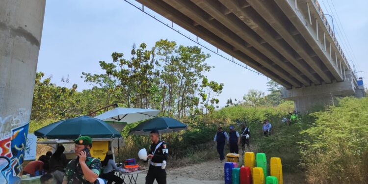 Petugas mendatangi parkir dan kopian yang ada di pinggir Sungai Brantas bawah Jembatan Tunggulmas, Kota Malang.