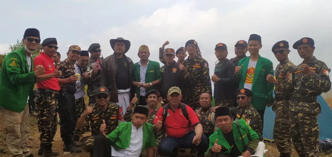 Para peserta longmarch di lereng Gunung Arjuno.