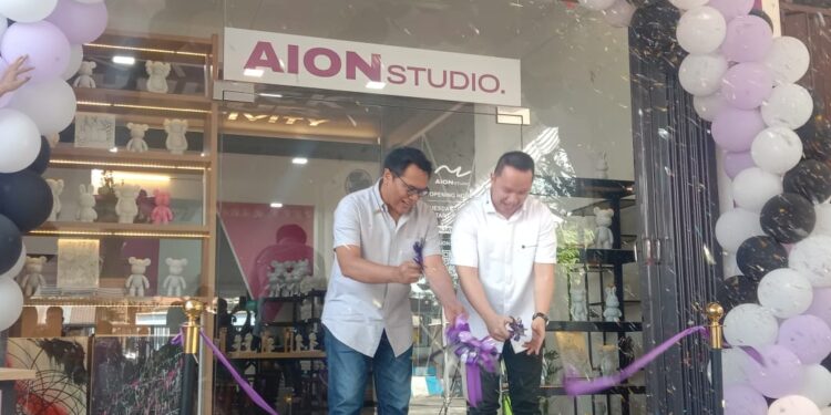 Wakil Wali Kota Malang, Sofyan Edi Jarwoko, bersama Founder Aion Studion meresmikan Aion Studio Malang.