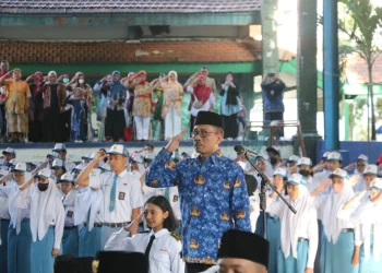Kepala Sekolah SMK Negeri 2 Kota Malang, Dr. Drs. Hari Mulyono, M.T, saat memimpin upacara