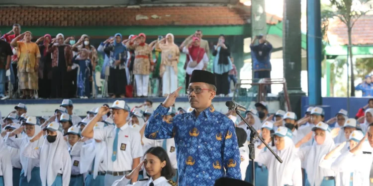 Kepala Sekolah SMK Negeri 2 Kota Malang, Dr. Drs. Hari Mulyono, M.T, saat memimpin upacara