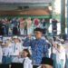 Kepala Sekolah SMK Negeri 2 Kota Malang, Dr. Drs. Hari Mulyono, M.T, saat memimpin upacara