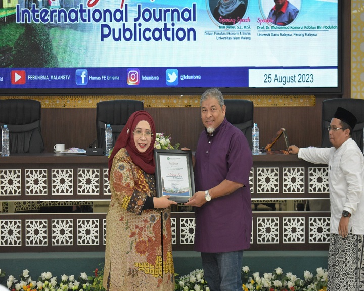 Prof Dr Muhammad Kamarul Kabilan menerima cendera mata dari Dekan FEB UNISMA, Nur Diana SE MSi.