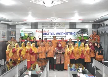 Pelatihan dengan konsep training of trainers (ToT) kepada guru SMK NU Gondanglegi oleh FEB Unisma.