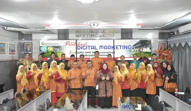 Pelatihan dengan konsep training of trainers (ToT) kepada guru SMK NU Gondanglegi oleh FEB Unisma.