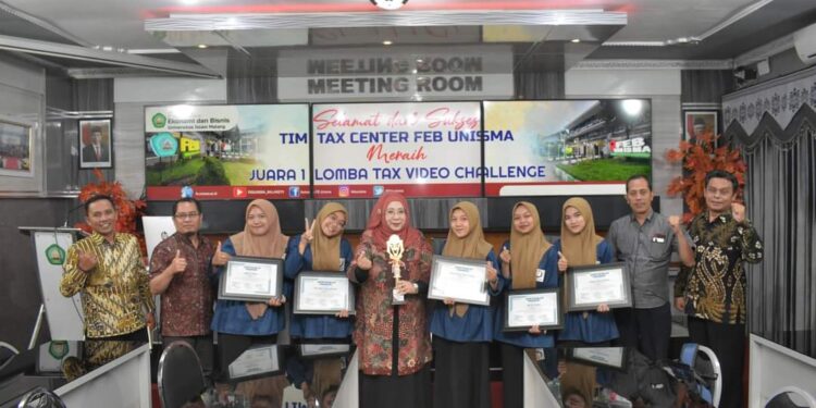 Para mahasiswa FEB Unisma yang behasil juara nasional Lomba Tax Video Challenge bersama Dekan FEB Unima, Nur Diana SE MSi, menunjukkan piala dan piagam penghargaan yang diterimanya.