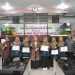 Para mahasiswa FEB Unisma yang behasil juara nasional Lomba Tax Video Challenge bersama Dekan FEB Unima, Nur Diana SE MSi, menunjukkan piala dan piagam penghargaan yang diterimanya.
