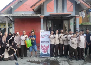 Pengabdian pada masyarakat dengan model bazaar sembako murah.