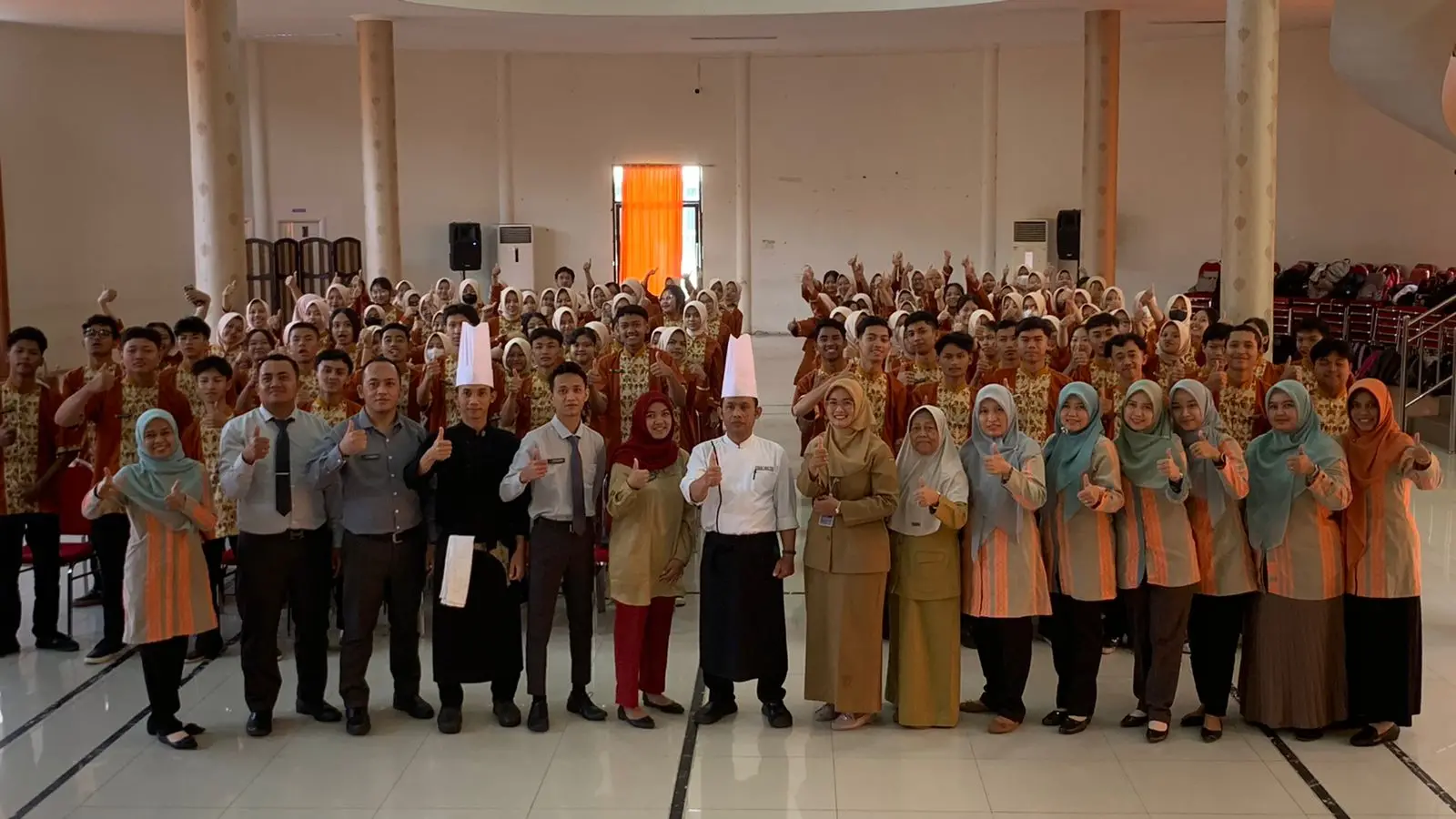 Foto bersama jajaran SMKN 2 Malang bersama manajemen Rayz Hotel UMM. 