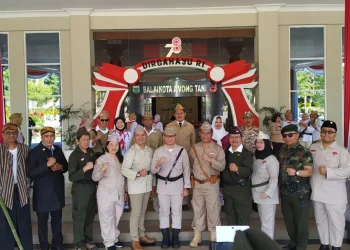 Suasana apel pagi di Pemkot Batu yang diisi dengan berbagai atribut dan kostum pahlawan nasional yang dikenakan para ASN Pemkot Batu, Senin (14/8/2023).