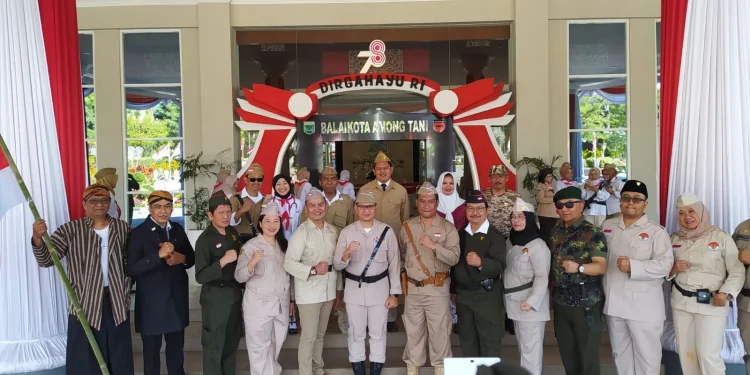 Suasana apel pagi di Pemkot Batu yang diisi dengan berbagai atribut dan kostum pahlawan nasional yang dikenakan para ASN Pemkot Batu, Senin (14/8/2023).