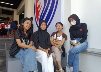 Pendukung perempuan dari tim Futsal SMKN 10 Malang.
