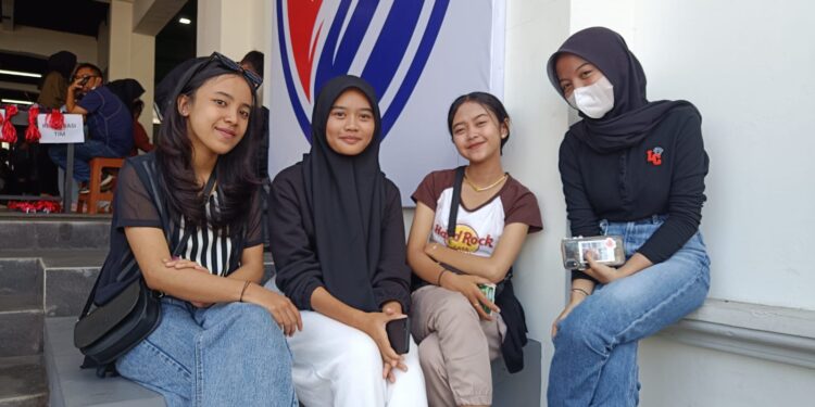 Pendukung perempuan dari tim Futsal SMKN 10 Malang.
