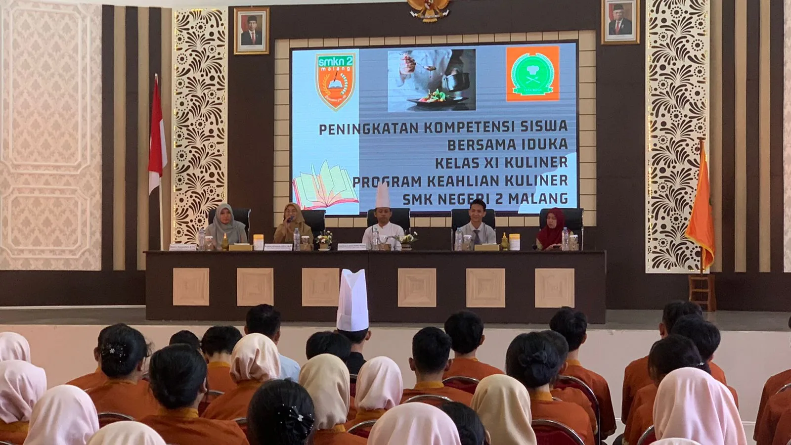 Wakil Kepala Sekolah Bidang Kehumasan SMKN 2 Malang, Eviatun Khaeriah SPsi MSi (dua dari kiri) dalam pembukaan Chef de Tour. 