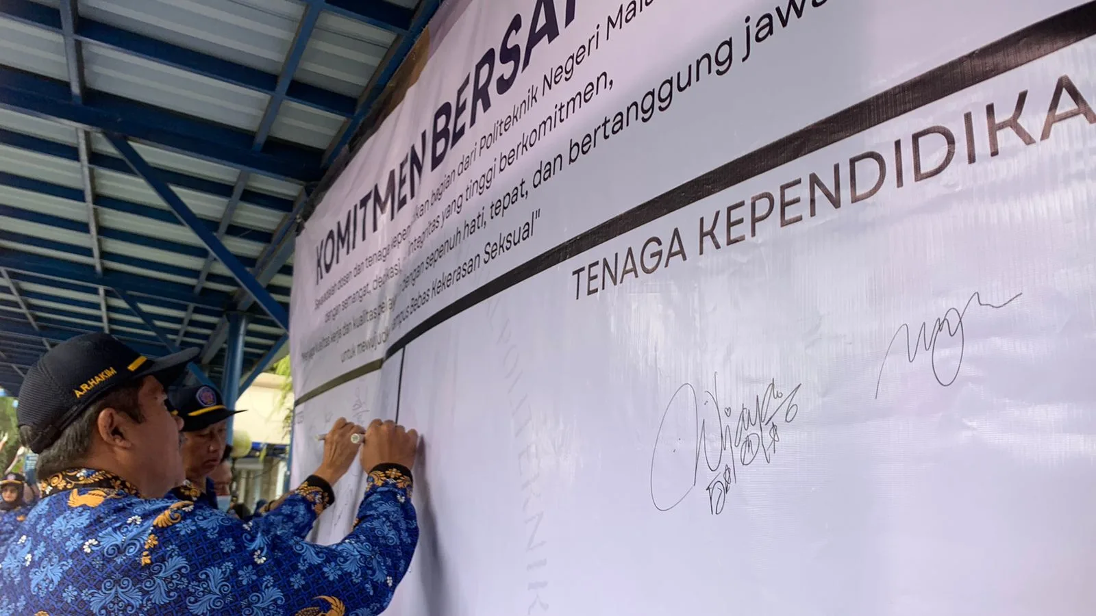 Dosen dan tenaga kependidikan turut membubuhkn tandatangannya.