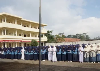 Suasana upacara pengibaran bendera merah putih di Pondok Pesantren Al-Khoirot Putri.