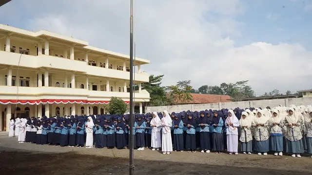 Suasana upacara pengibaran bendera merah putih di Pondok Pesantren Al-Khoirot Putri.