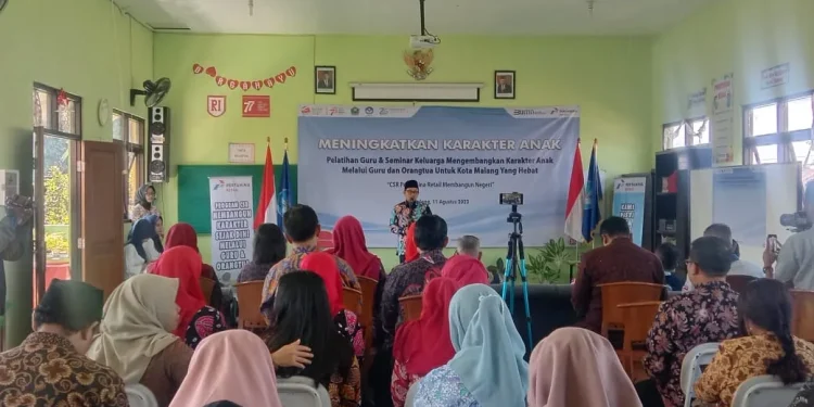 Pelatihan peningkatan karakter anak melalui guru dan orang tua.