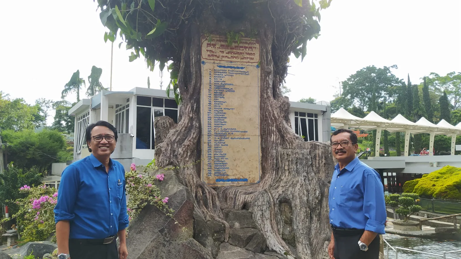 Dirut PT Selecta Sujud Hariadi (kiri) dan Direktur Pramono (kanan) berfoto di samping prasasti 47 tokoh pendiri Selecta. 