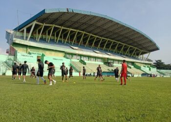Arema FC saat menggunakan Stadion Gajayana Malang untuk sesi latihan.